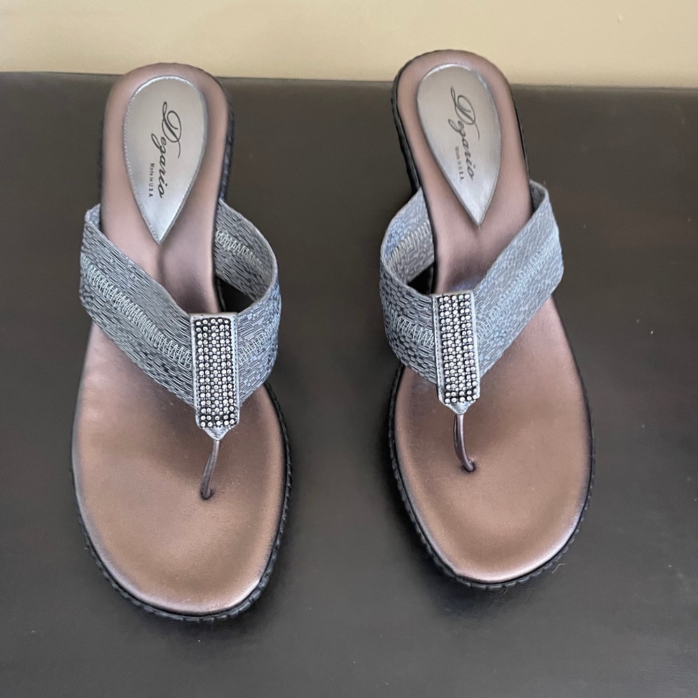 NEW Dezario Grey Thong Wedges Size 10 Mint Cond
